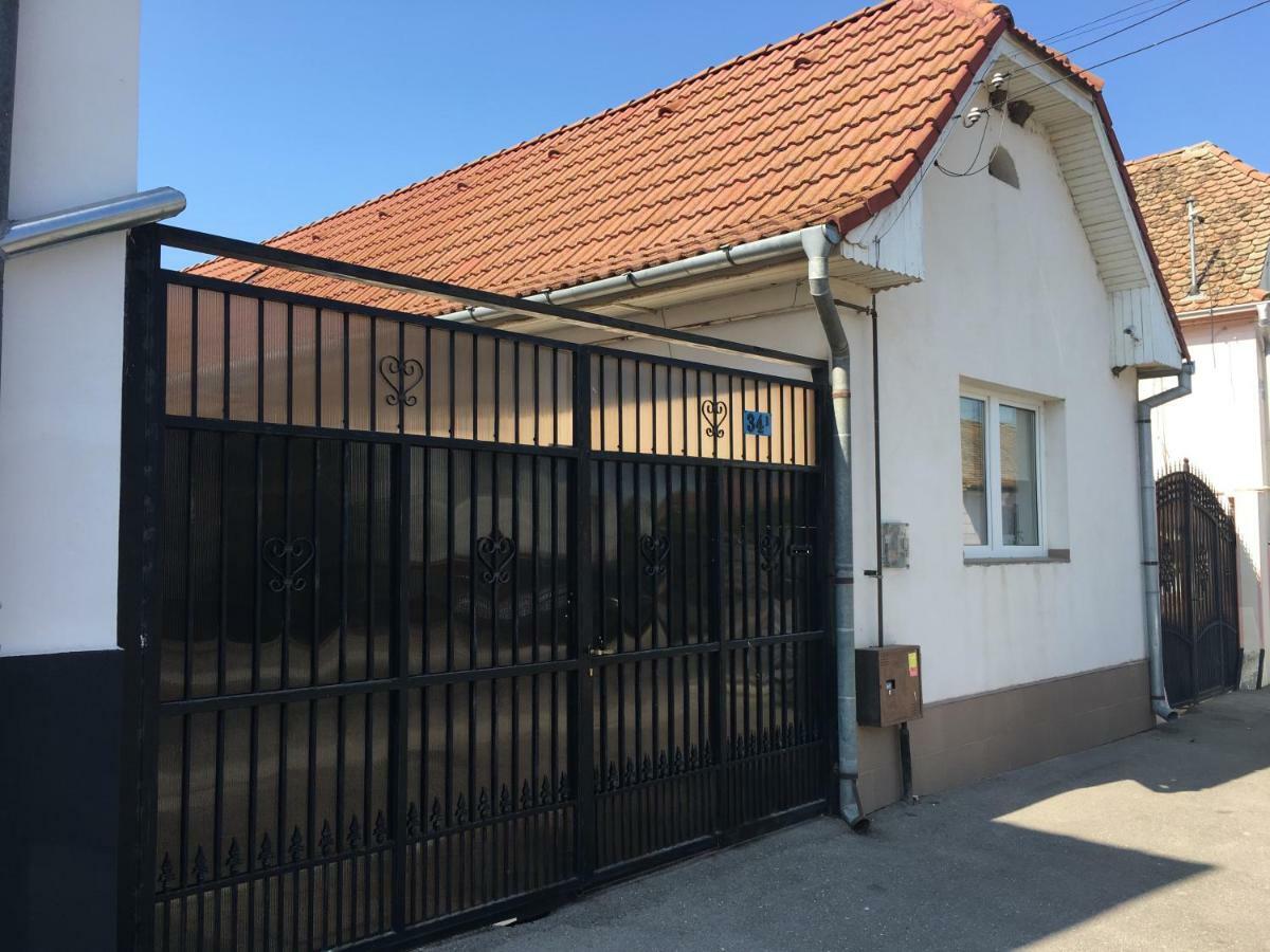 Brick Airport Apartment Cristian  Exterior photo